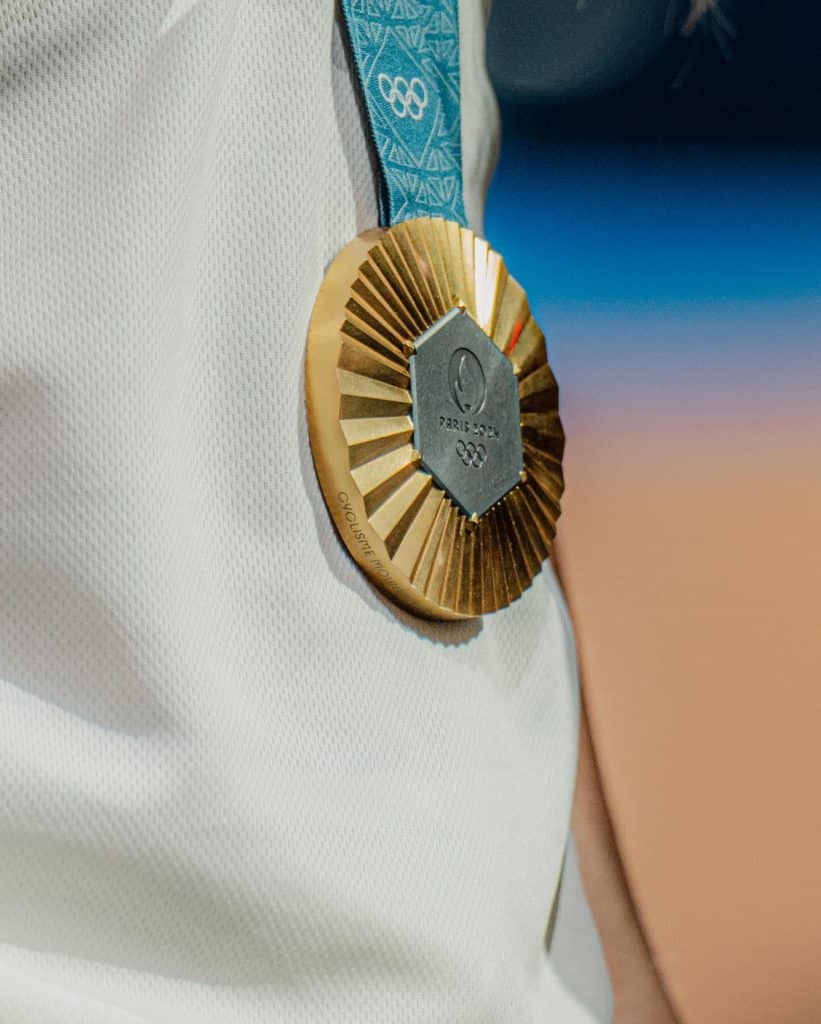 Huy chương vàng Olympic Paris 2024 với thiết kế tinh xảo và dải ruy băng nhiều màu sắc
