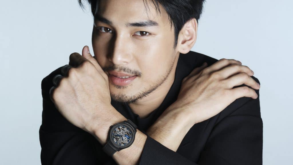 Nam diễn viên mặc áo đen đeo đồng hồ Piaget Polo Skeleton Ceramic nhìn thẳng vào ống kính