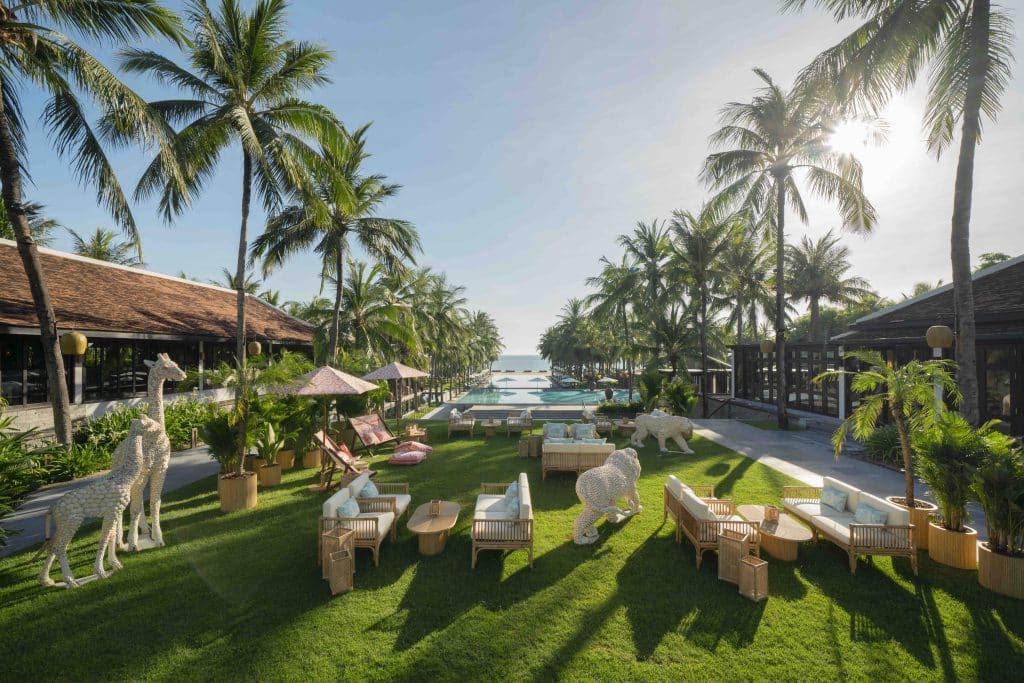 Khu nghỉ dưỡng xanh mát với hồ bơi và những tác phẩm điêu khắc động vật trắng tinh tế