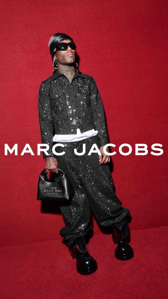 Người mẫu nam mặc trang phục lấp lánh của Marc Jacobs trên nền đỏ