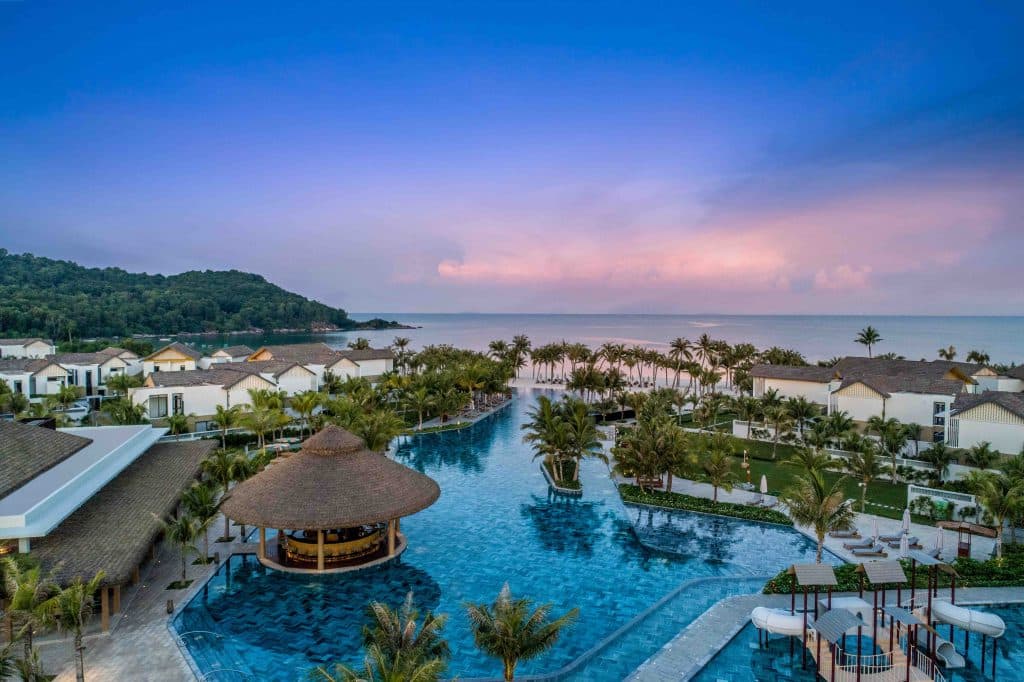 Khu nghỉ dưỡng sang trọng với hồ bơi lớn hướng biển và cảnh hoàng hôn tuyệt đẹp