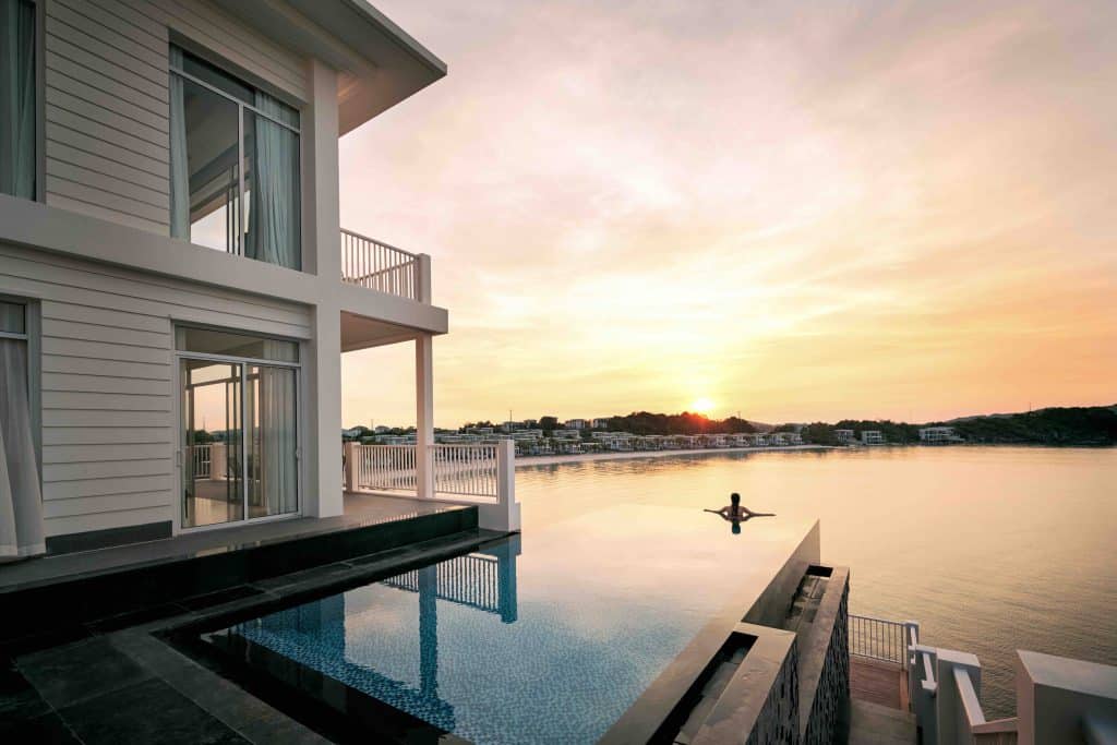 Hồ bơi vô cực hướng biển với kiến trúc hiện đại và cảnh hoàng hôn tuyệt đẹp