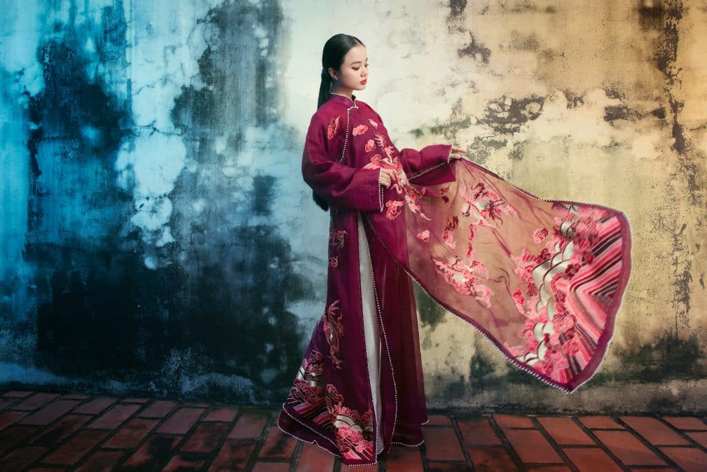 Người mẫu diện áo dài đỏ thêu họa tiết phượng hoàng tại Festival Huế 2024