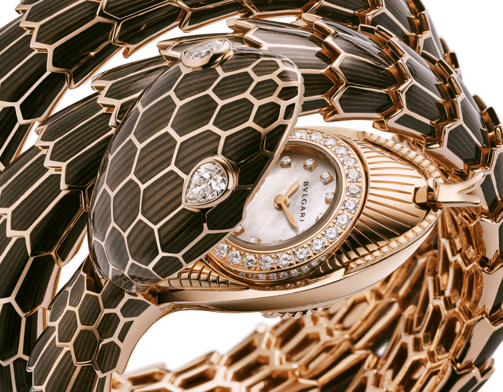 Đồng hồ Serpenti mặt hình vuông đính kim cương lấp lánh trên thân rắn vàng hồng