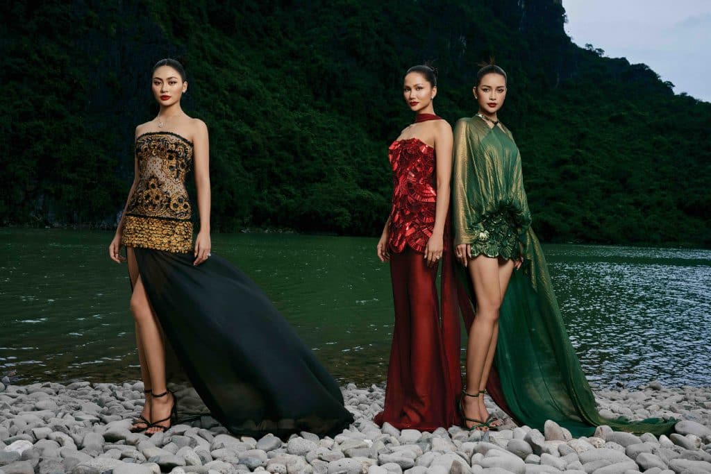 Ba người mẫu diện trang phục lộng lẫy bên hồ nước và núi non