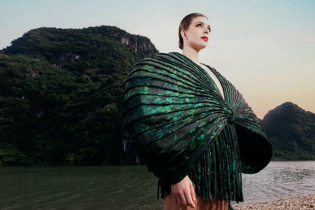 Người mẫu trình diễn trang phục độc đáo giữa khung cảnh núi non hùng vĩ Tràng An