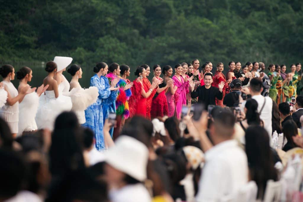 Người mẫu trình diễn thời trang tại Tràng An trước đông đảo khán giả