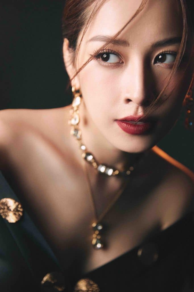 Chân dung cô gái với trang điểm sắc sảo và trang sức lấp lánh