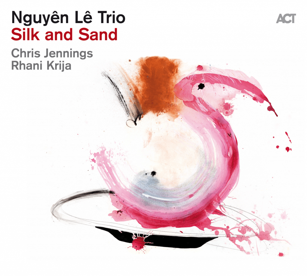 Bìa album Silk and Sand của Nguyên Lê Trio với họa tiết trừu tượng màu hồng và đen