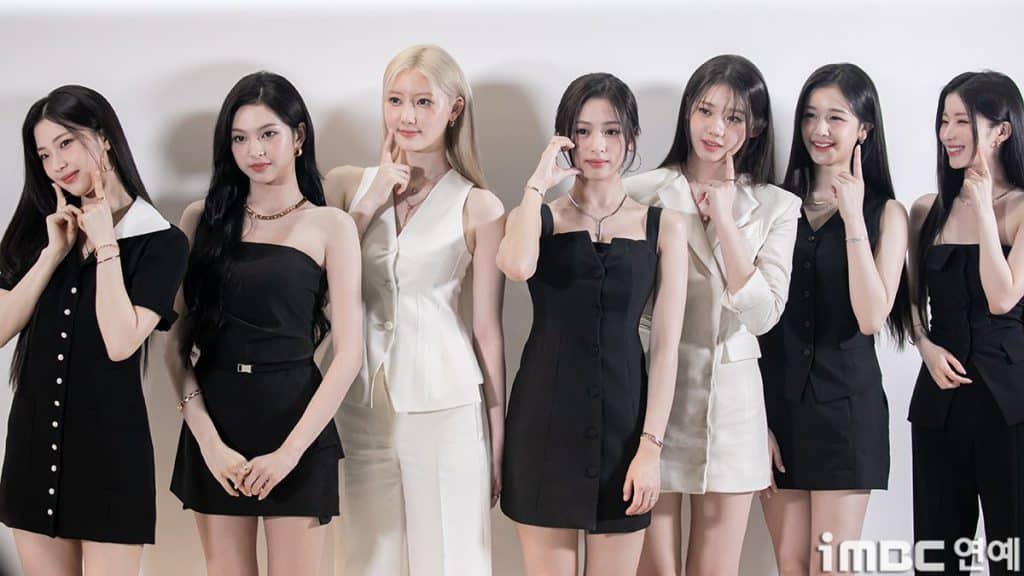 Nhóm nhạc Babymonster tạo dáng trước ống kính với trang phục thanh lịch