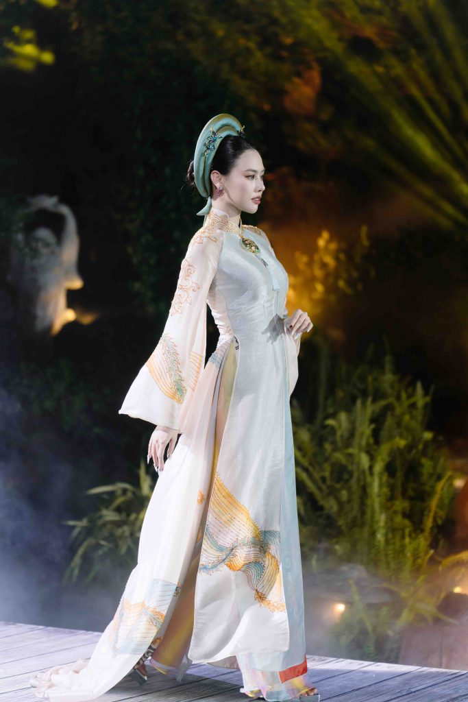 Người mẫu trình diễn áo dài trắng tinh tế trên sàn catwalk