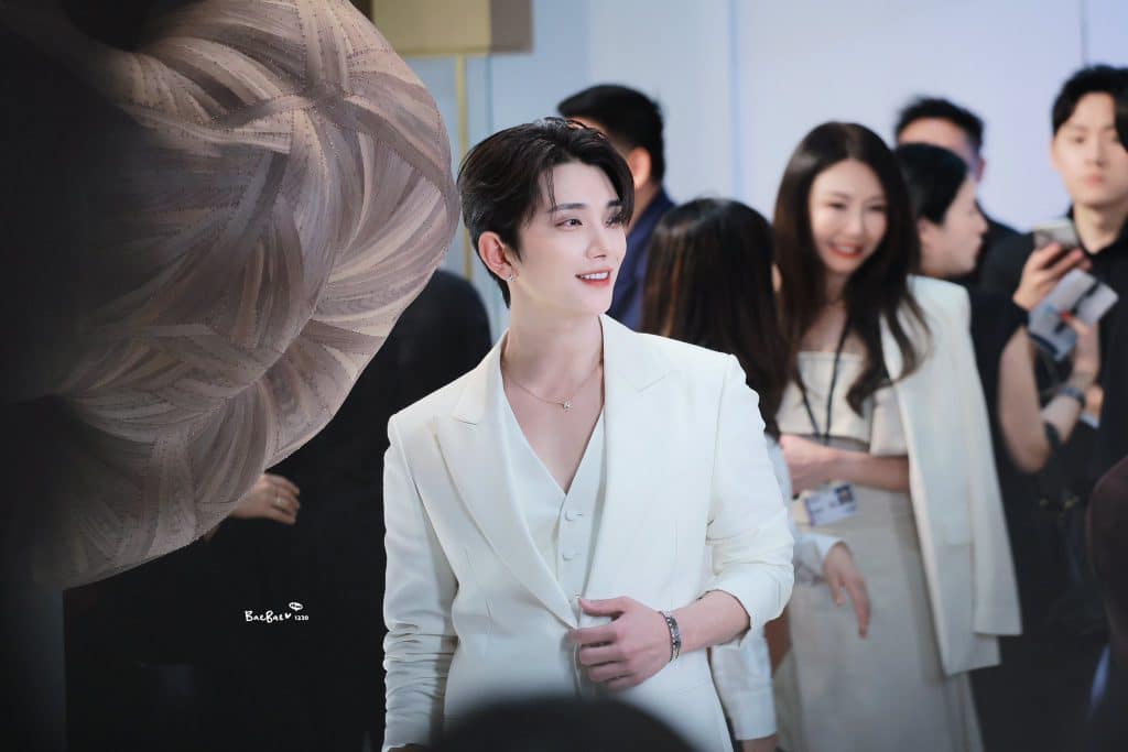 Joshua tươi tắn xuất hiện tại sự kiện nghệ thuật với trang phục trắng thanh lịch