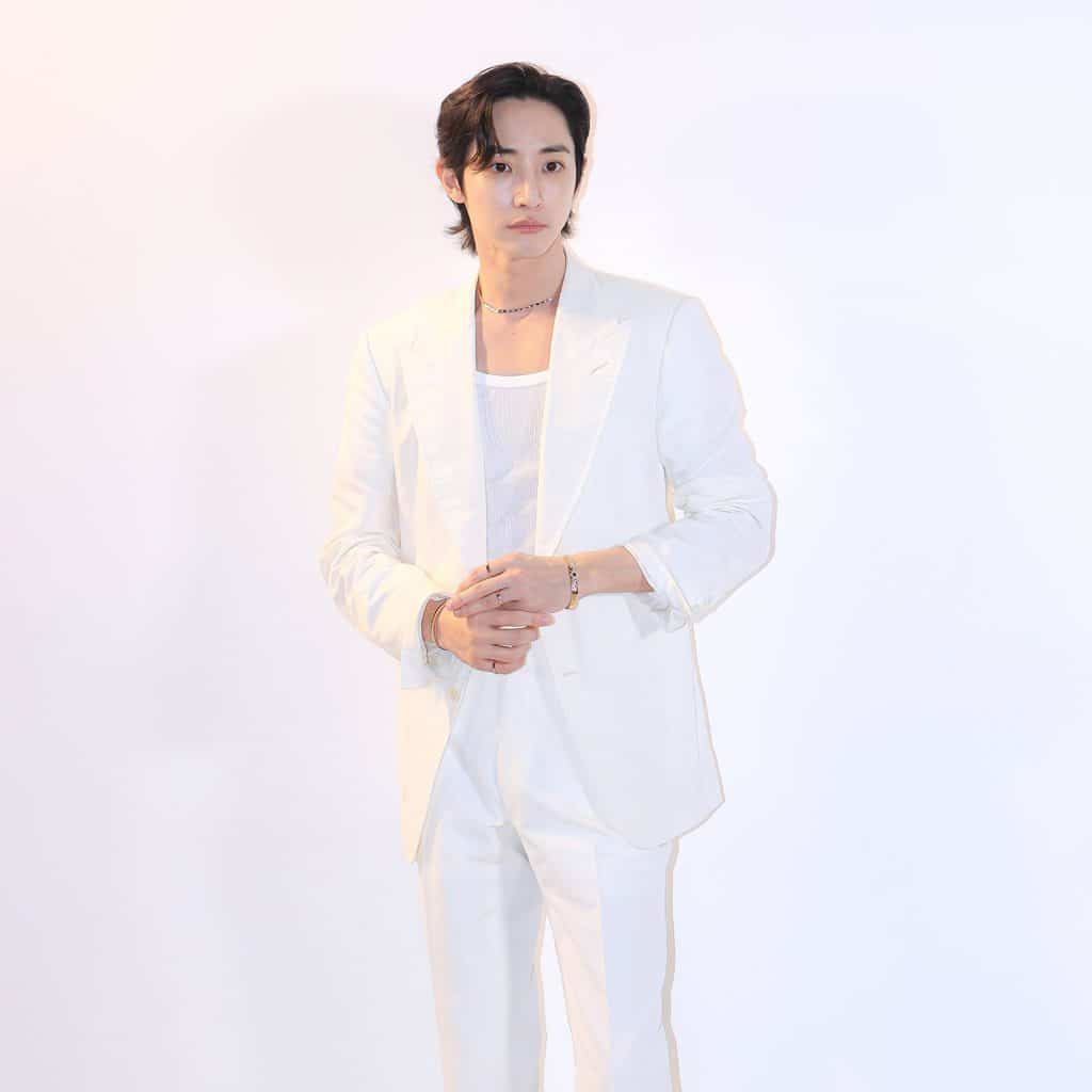 Lee Soo Hyuk lịch lãm trong bộ suit trắng tại sự kiện nghệ thuật