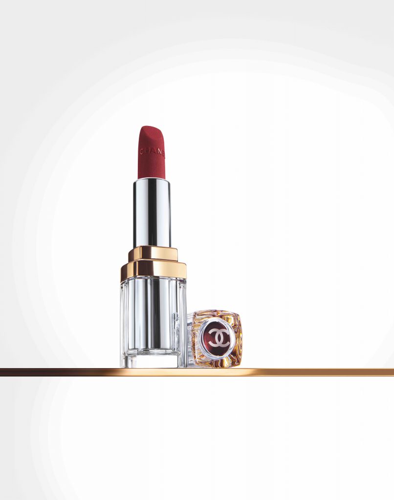 Son môi màu đỏ gạch với thiết kế sang trọng nằm trên bề mặt trắng tinh tế