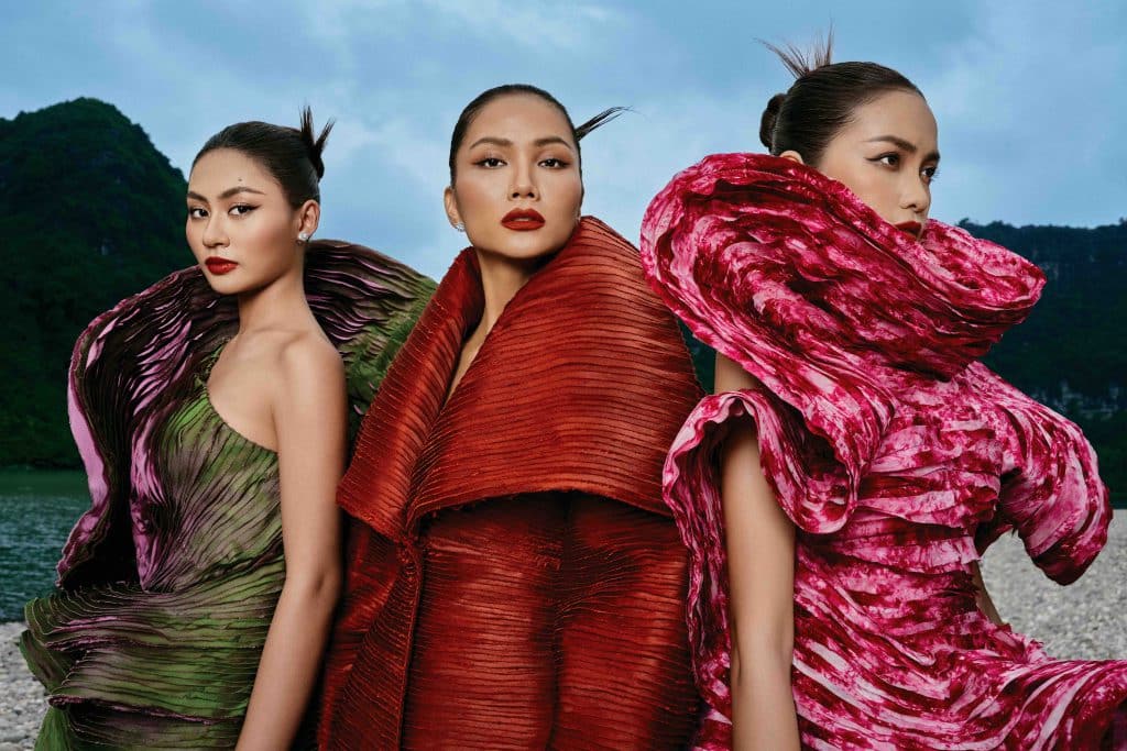 Ba người mẫu diện trang phục lụa Mã Châu nổi bật trên nền núi non hùng vĩ