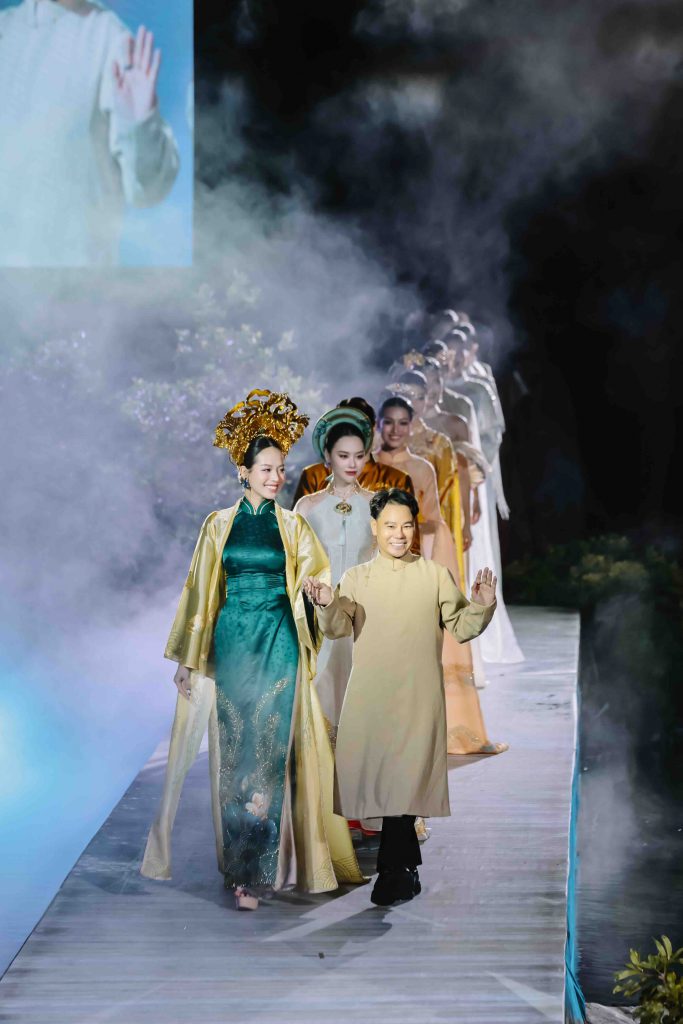 Người mẫu và nhà thiết kế tay trong tay trên sàn diễn thời trang "Thương" với khói và ánh sáng