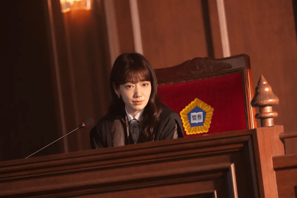 Nữ diễn viên trong vai thẩm phán đang phát biểu tại phiên tòa