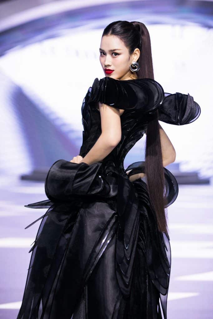 Người mẫu trình diễn thiết kế đen ấn tượng trên sàn catwalk