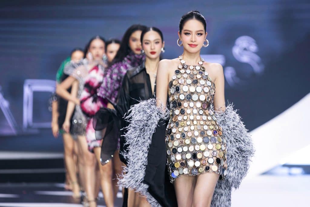 Người mẫu trình diễn trang phục lấp lánh trên sàn catwalk trong buổi giới thiệu bộ sưu tập mới