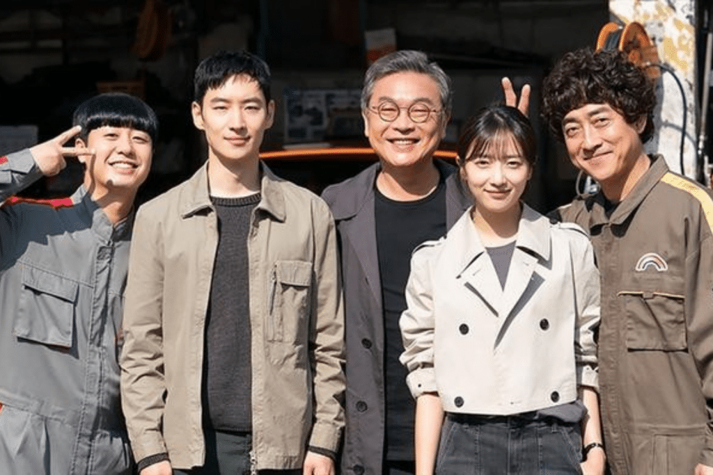 Năm diễn viên chính trong phim “Taxi Driver” tạo dáng thân thiện