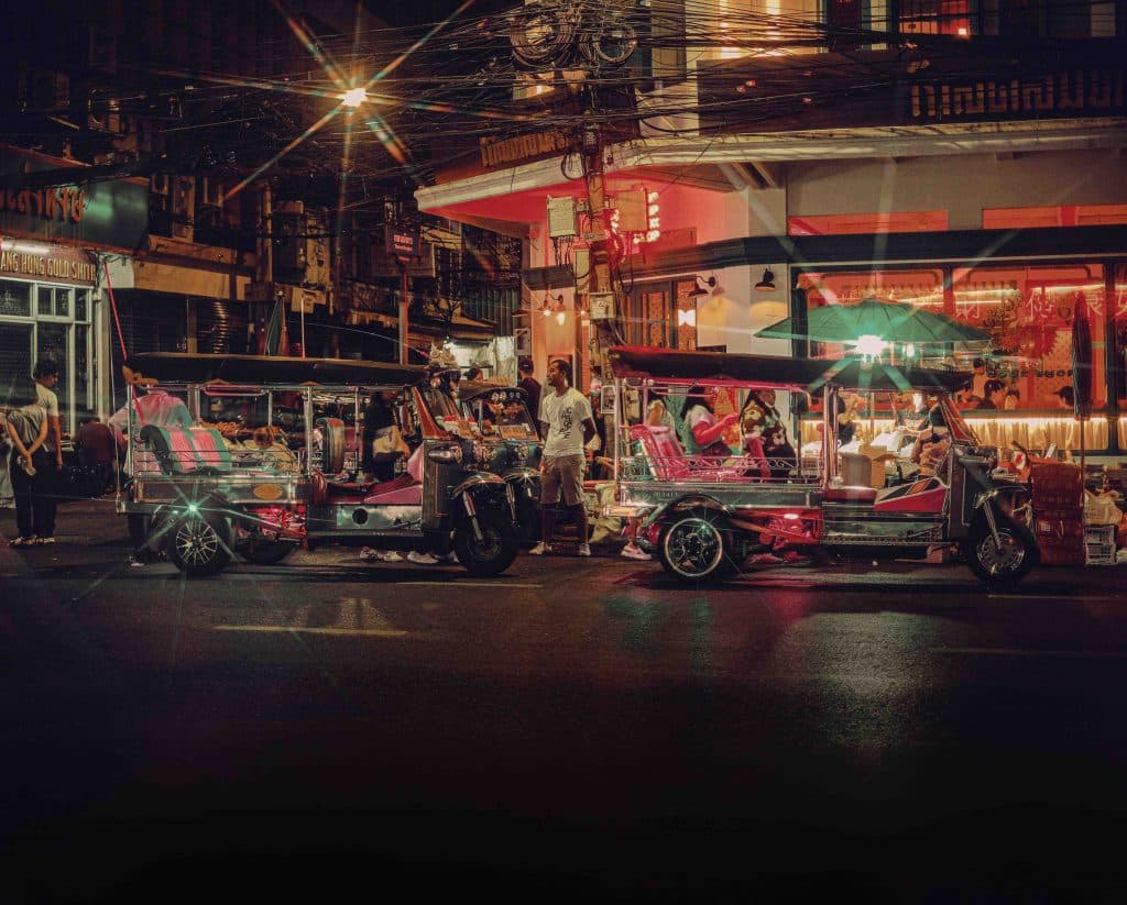 Những chiếc xe tuk tuk sáng đèn trên phố đêm náo nhiệt ở Bangkok
