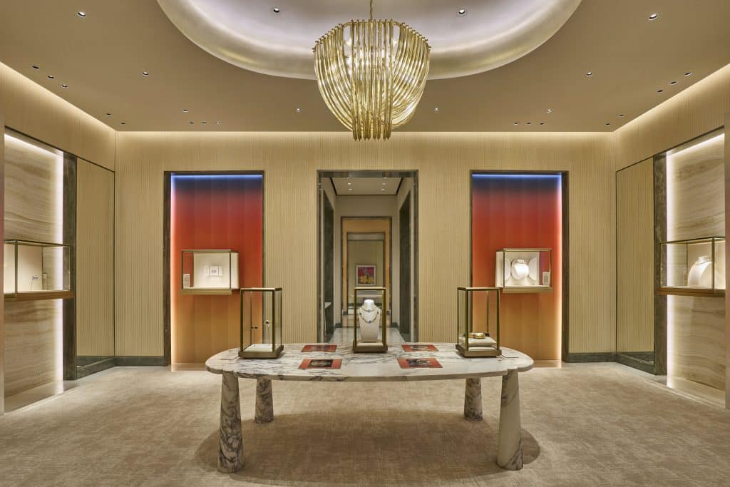 Không gian triển lãm trang sức BVLGARI với đèn chùm lớn và các tủ trưng bày sang trọng