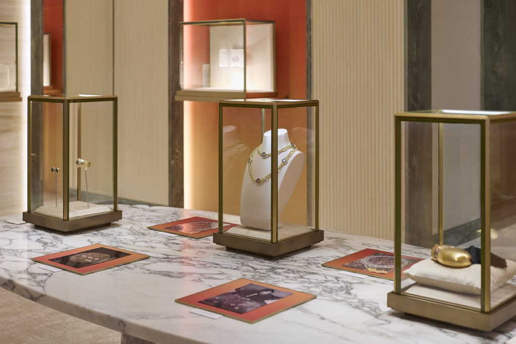 Triển lãm “Eternally Reborn” trưng bày trang sức BVLGARI trên bệ đá cẩm thạch và trong tủ kính