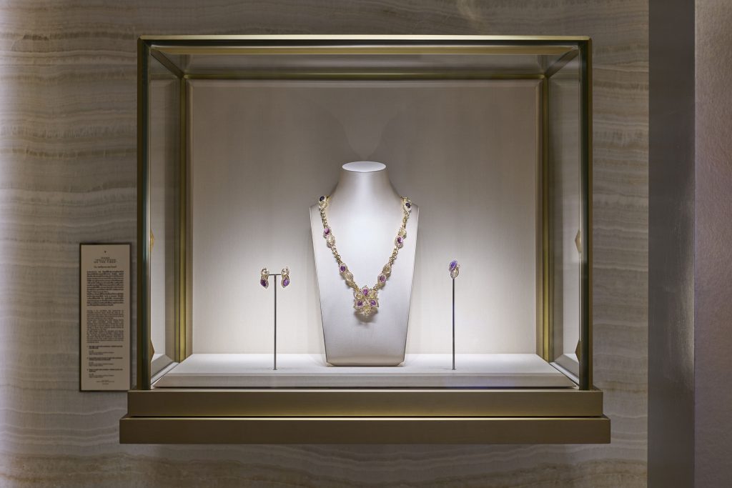 Trang sức BVLGARI lấp lánh được trưng bày trong tủ kính tại triển lãm “Eternally Reborn”