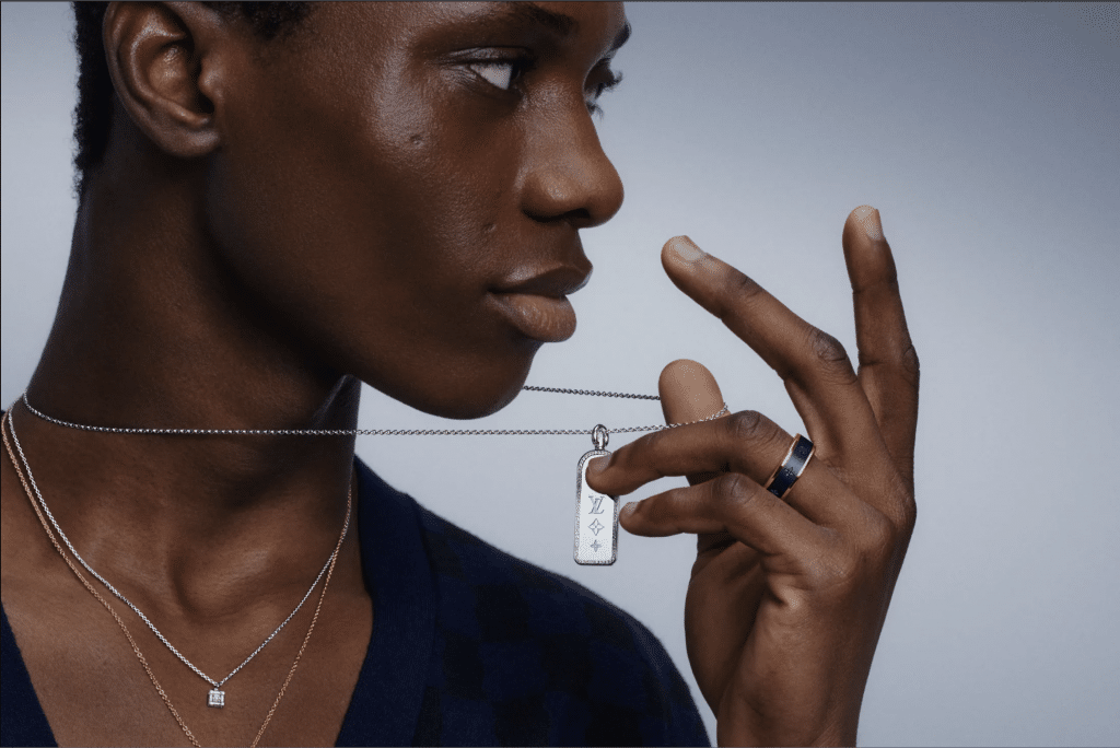 Chàng trai đeo trang sức vàng bạc tinh tế với biểu tượng LV nổi bật