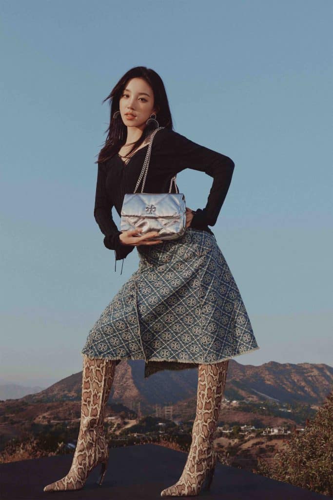 Song Yuqi diện trang phục Tory Burch và cầm túi xách trắng bạc dạo phố