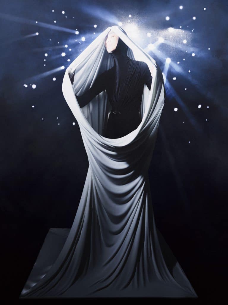 Nhân vật bí ẩn được bao phủ bởi vải trắng đang vươn tay lên phía ánh sáng