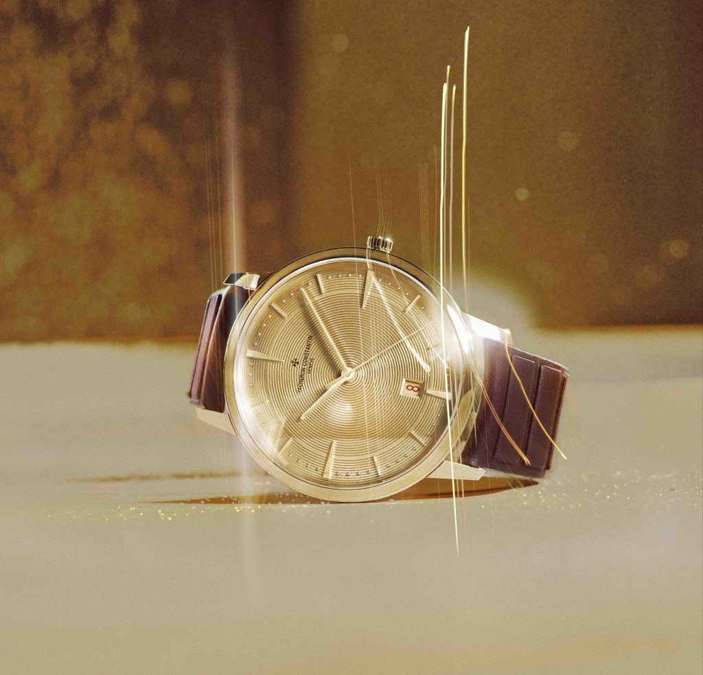 Đồng hồ Vacheron Constantin Patrimony với mặt số màu be và dây da nâu nổi bật trên nền vàng