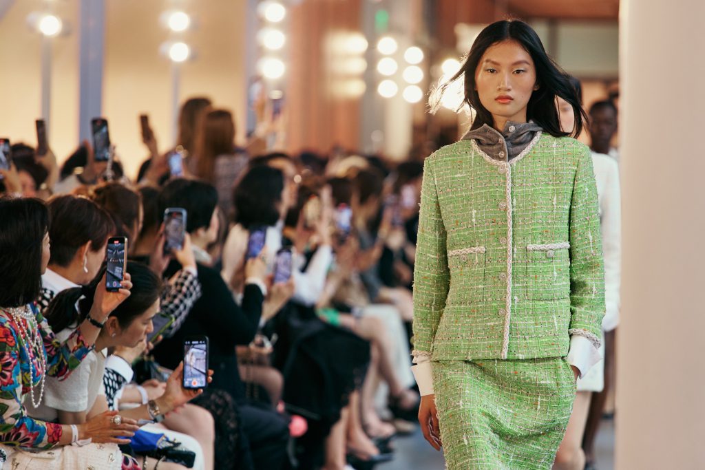 Người mẫu trình diễn trang phục tweed xanh lục tại show diễn Chanel Cruise ở Hong Kong