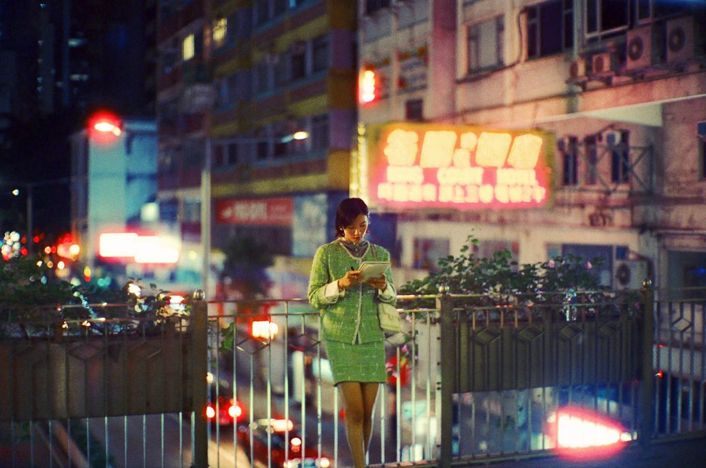 Người mẫu diện trang phục Chanel tại một con phố Hong Kong về đêm