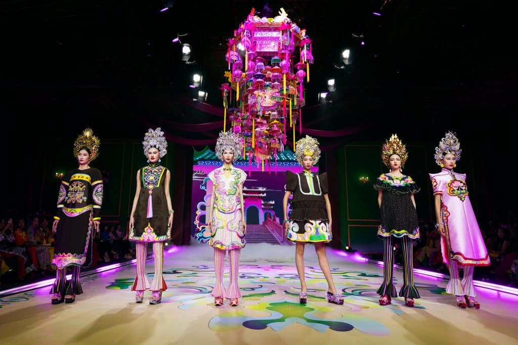 Người mẫu trình diễn trang phục lấy cảm hứng từ kiến trúc đình chùa Việt Nam