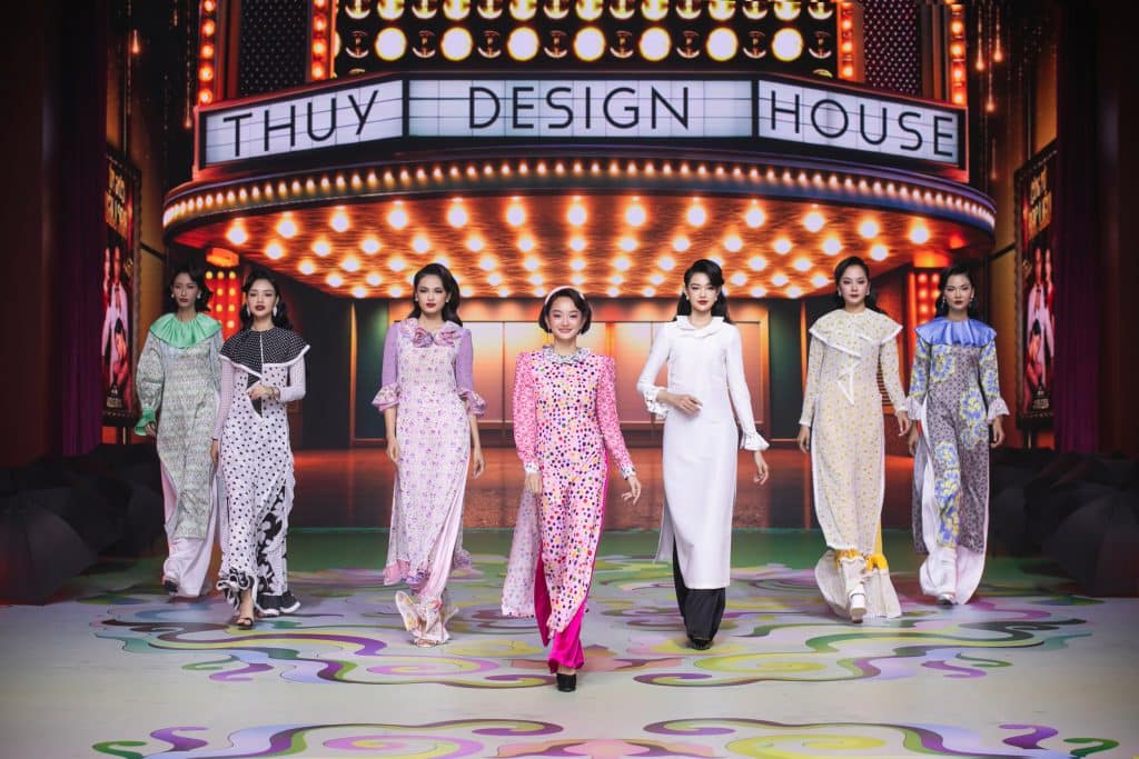 Người mẫu trình diễn áo dài họa tiết hoa sen trên sàn diễn thời trang Thuỷ Design House