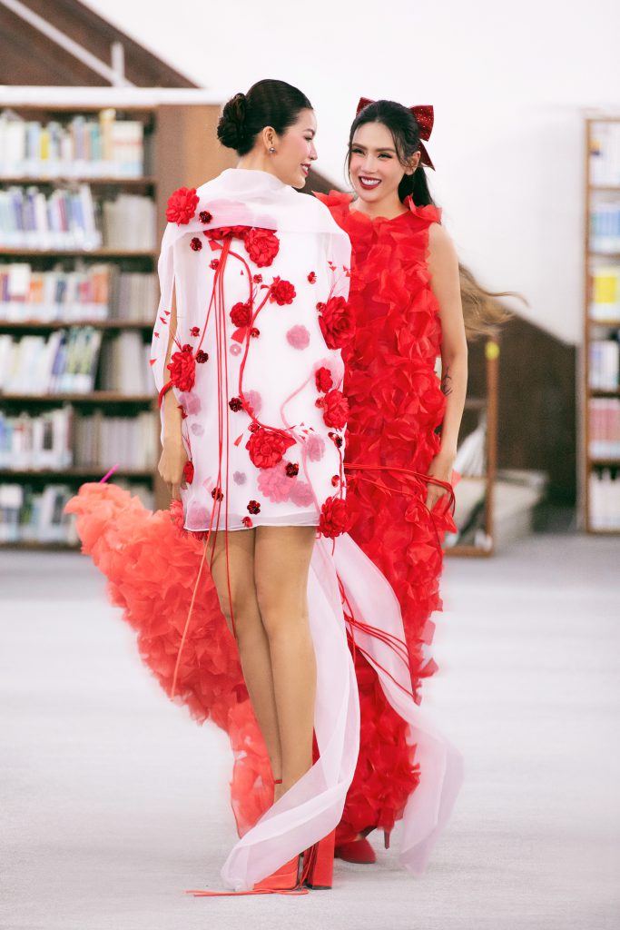 Hai người mẫu trình diễn trang phục hoa văn độc đáo trong show diễn thời trang Xuân–Hè