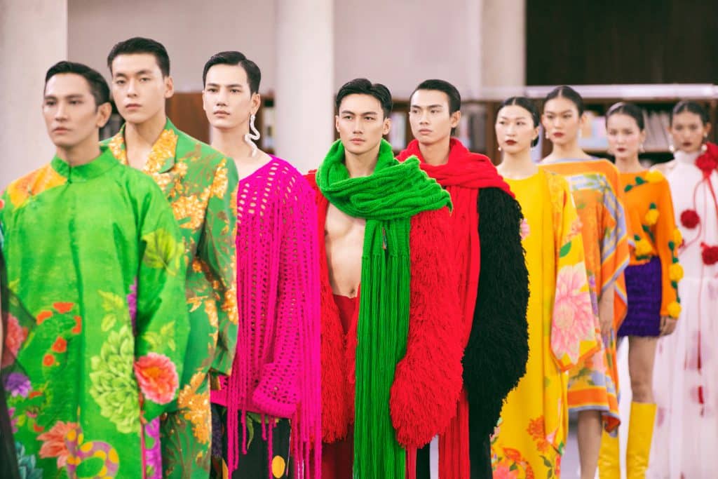 Người mẫu trình diễn trang phục rực rỡ trong show diễn Xuân–Hè 2025 của VUNGOC&SON