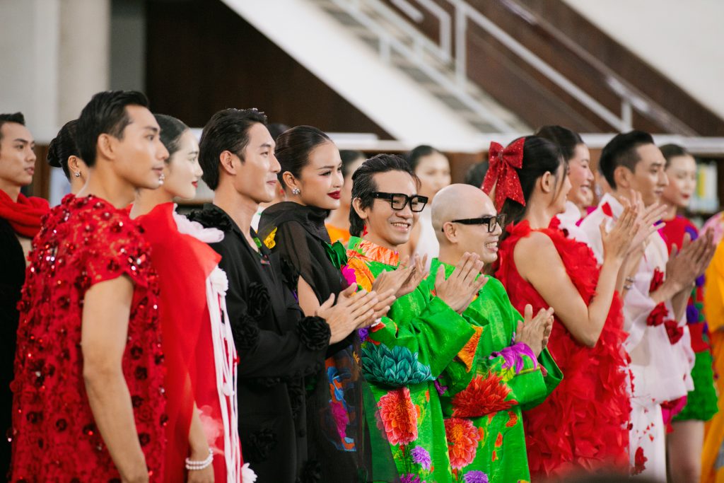 Người mẫu VUNGOC&SON vỗ tay chào khán giả trong show diễn Xuân–Hè 2025