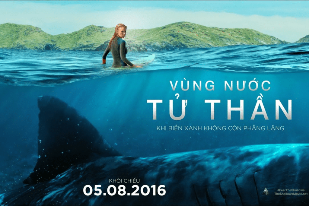 Cô gái lướt ván trên biển trong khi cá mập lớn bơi phía dưới nước