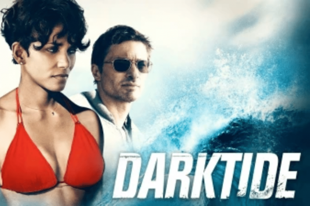 Nam nữ chính lo lắng nhìn về phía sóng biển lớn trong phim Darktide