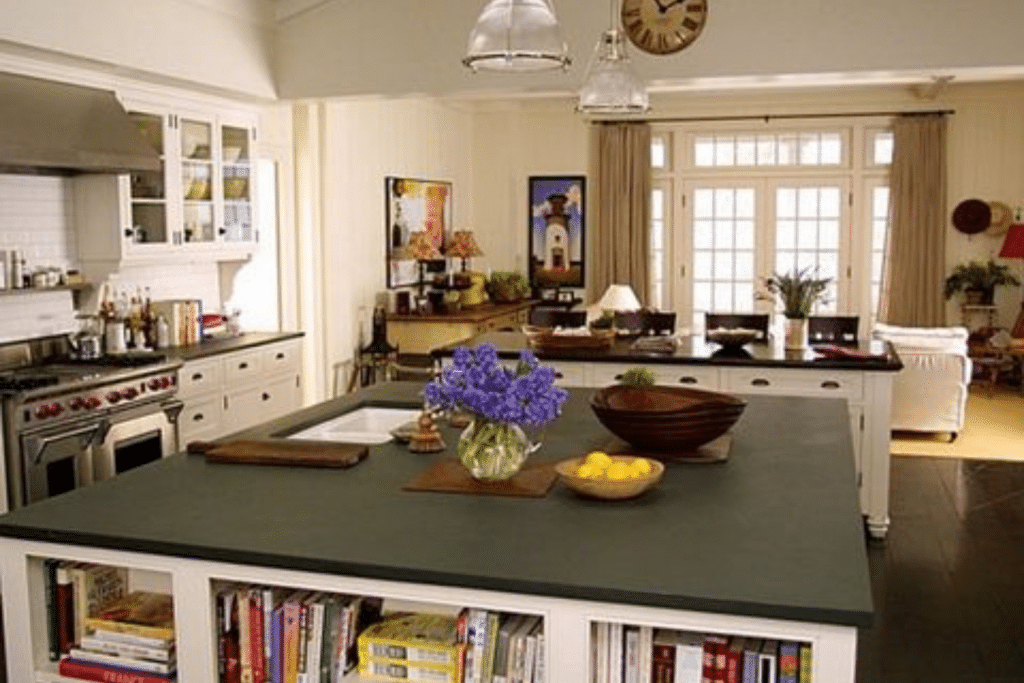 Phòng bếp rộng rãi với đảo bếp lớn bày hoa quả và sách