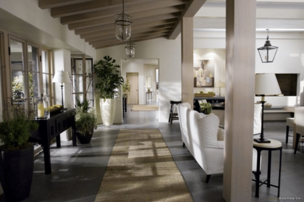 Hành lang rộng với nội thất sang trọng bày trí cây xanh và đèn thả trần tinh tế