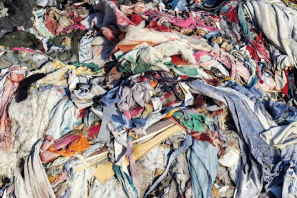 Nhiều quần áo cũ bị bỏ lại tạo thành một đống lớn thể hiện sự lãng phí trong ngành thời trang
