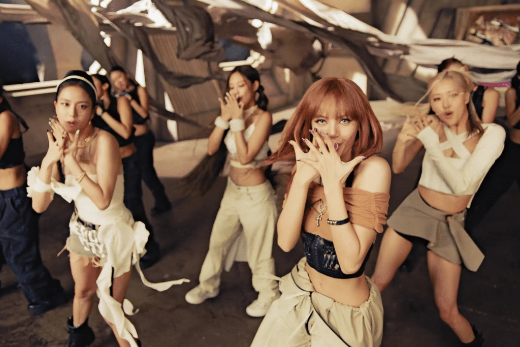 Nhóm người mẫu tạo dáng với trang phục độc đáo trong không gian kiến trúc hiện đại