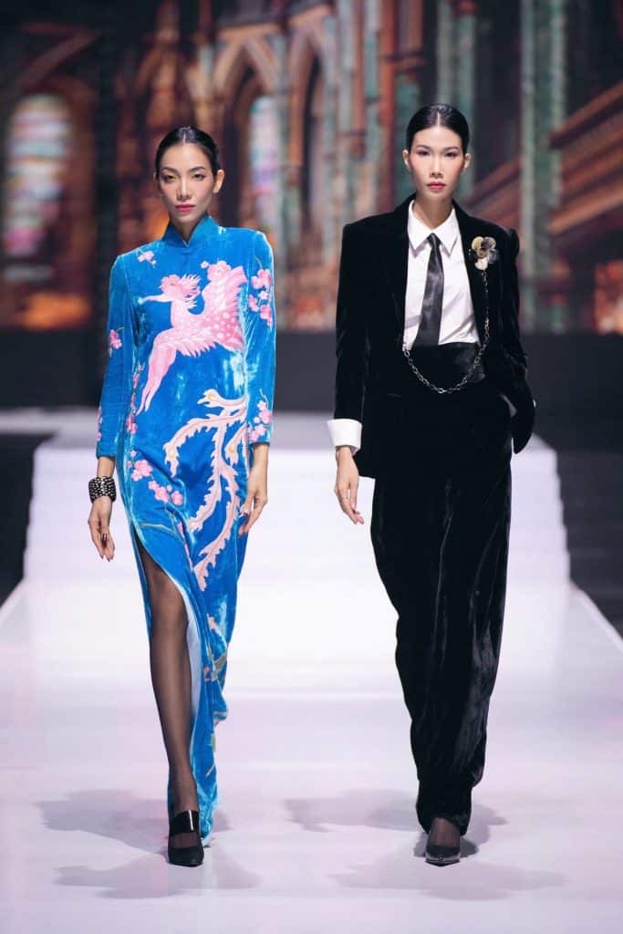 Hai người mẫu trình diễn trang phục trong Vietnam International Fashion Week