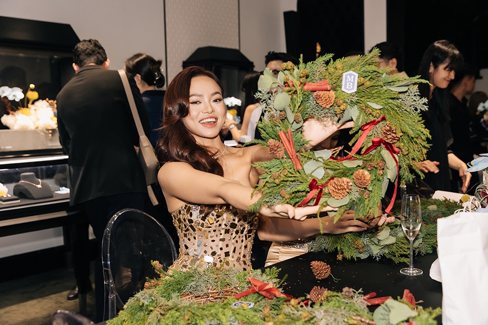 Cô gái xinh đẹp cầm vòng hoa trang trí mùa lễ hội tại sự kiện Maison De Bijoux