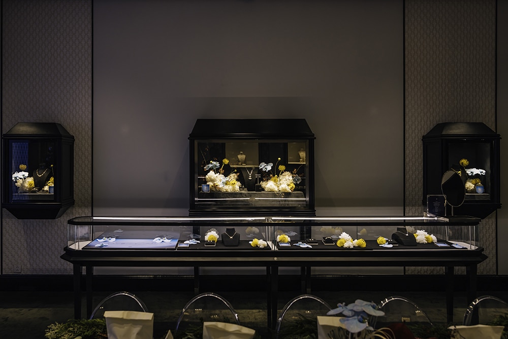 Trưng bày trang sức lấp lánh trong không gian tối giản sang trọng tại Maison De Bijoux