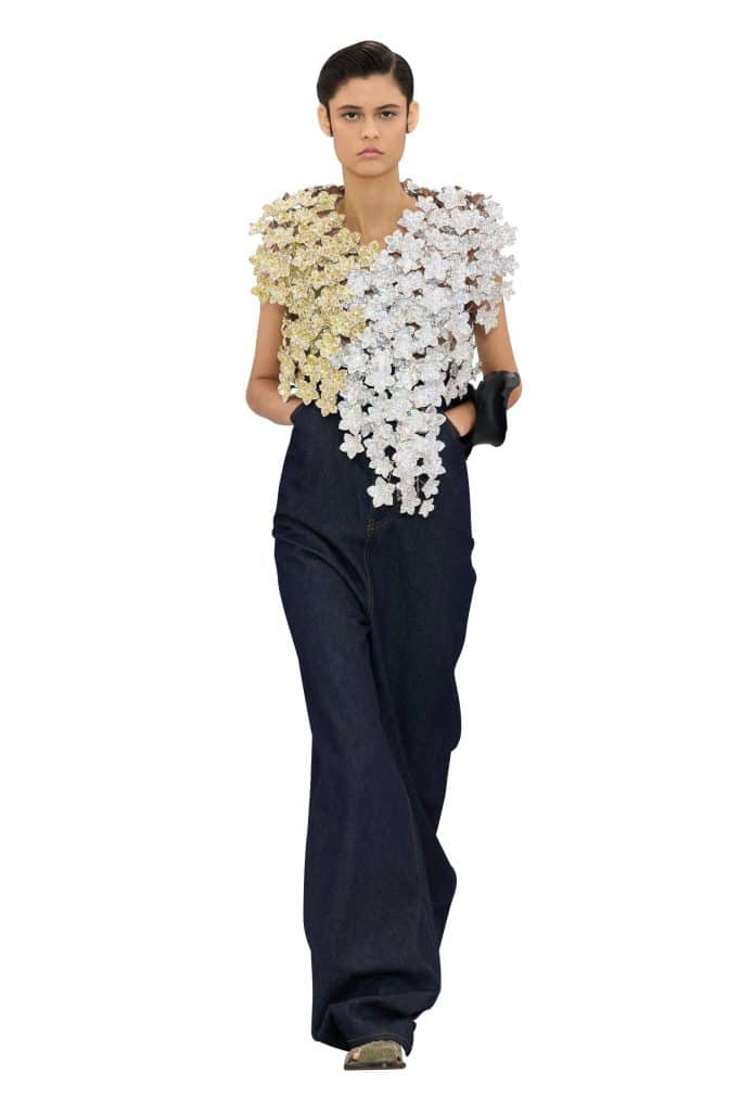 Người mẫu trình diễn trang phục denim kết hợp chi tiết hoa trắng tinh xảo