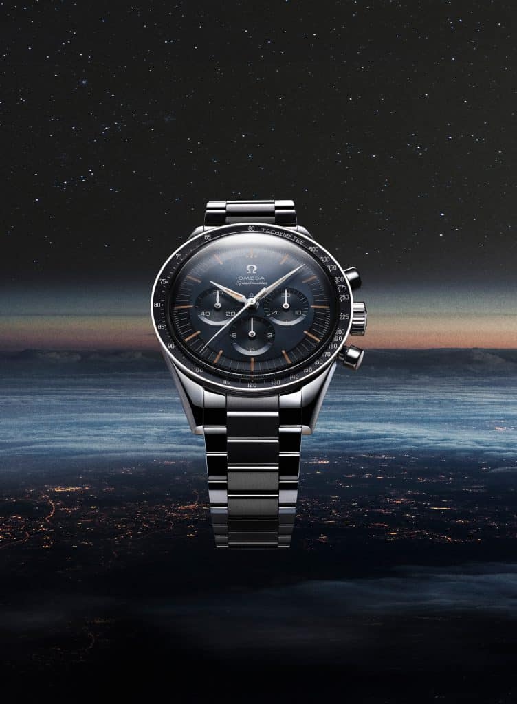 Đồng hồ Omega với thiết kế cổ điển nổi bật trên nền vũ trụ bao la